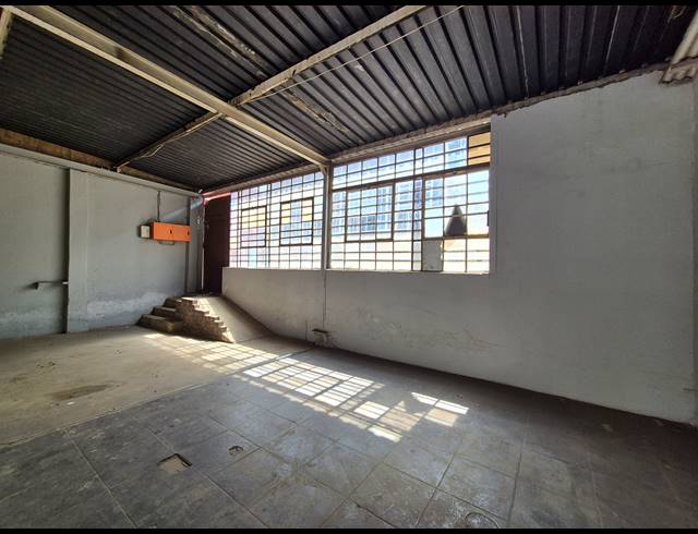 1,000M² WAREHOUSE FOR SALE IN KNIGHTS